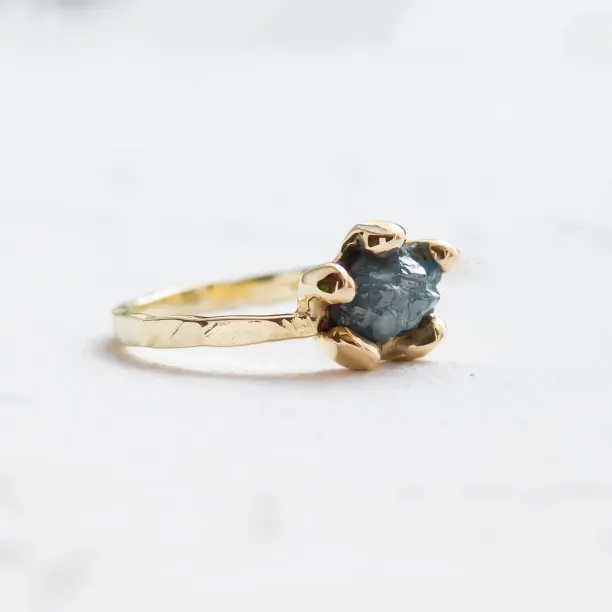 Gold ring with raw diamond VITA Image