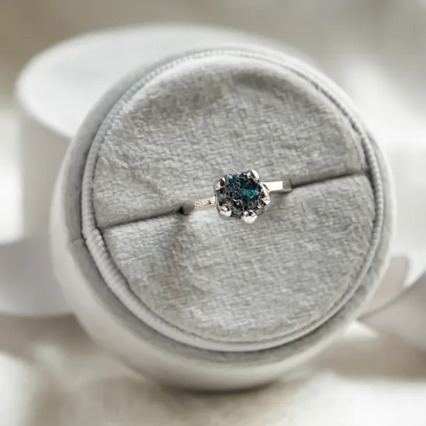 Gold ring with raw diamond VITA Image