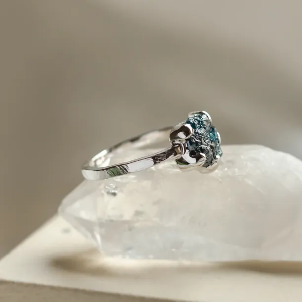 Gold ring with raw diamond VITA Image