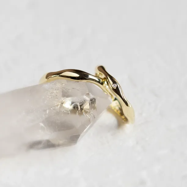 Wavy gold wedding rings with a diamond APRILIA Image