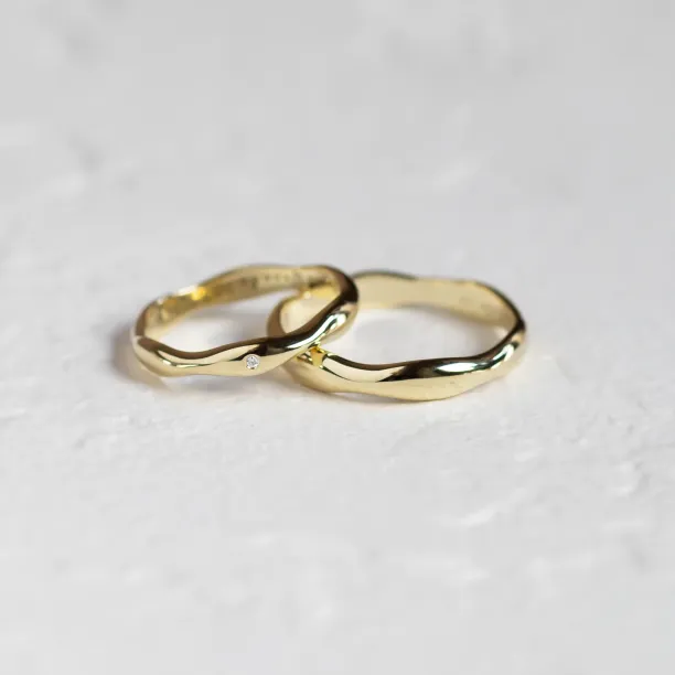 Wavy gold wedding rings with a diamond APRILIA Image
