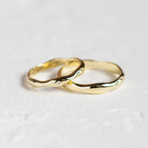 Wavy gold wedding rings with a diamond APRILIA Image