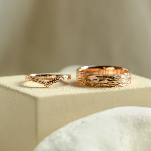 Gold wedding rings with natural surface SIENA Image