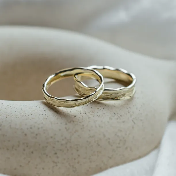 Wedding bands with natural surface NATURA Image