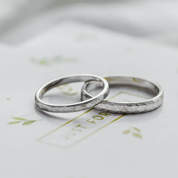 Gold hammered wedding rings BERGEN Image