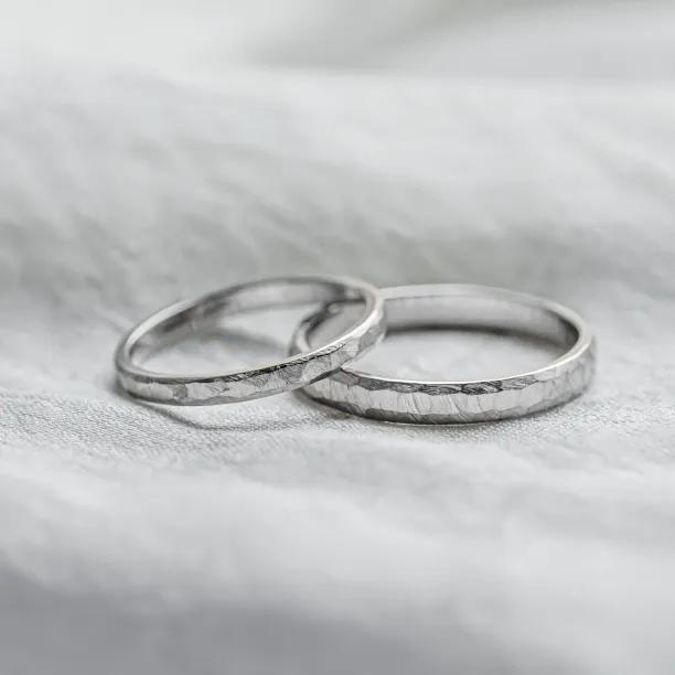 Gold hammered wedding rings BERGEN Image