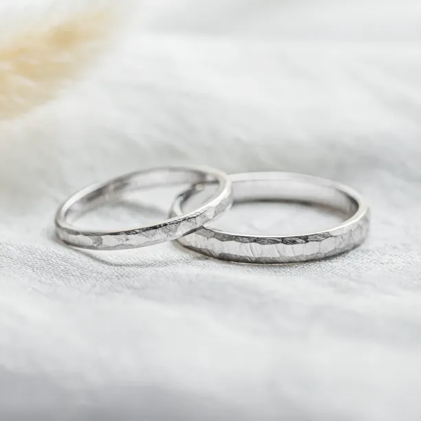 Gold hammered wedding rings BERGEN Image