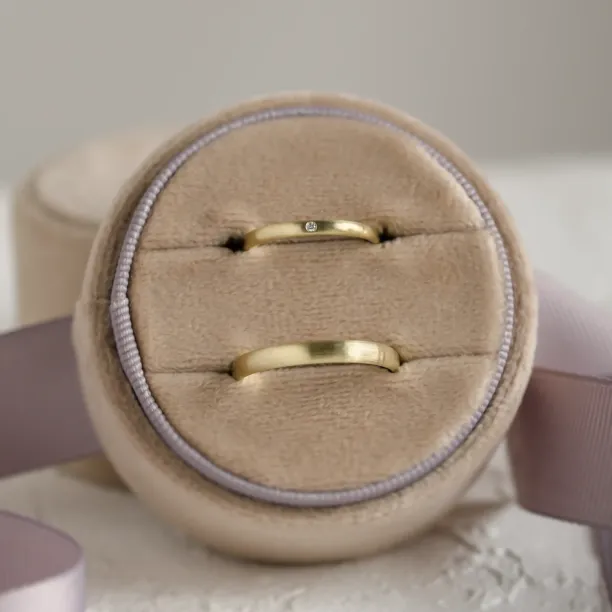 Solid wedding rings made of yellow gold with diamond (mat) ODETTE Image