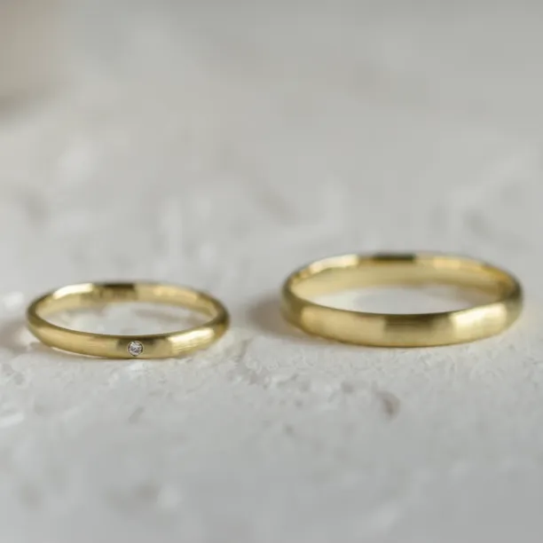 Solid wedding rings made of yellow gold with diamond (mat) ODETTE Image