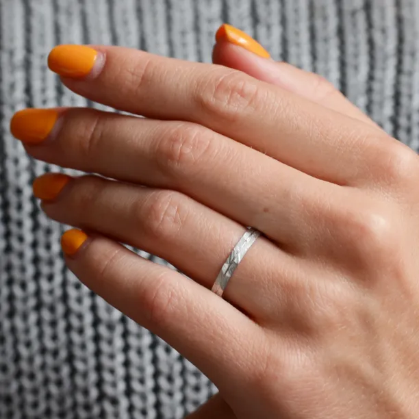 Elegant hammered wedding rings with line LADO Image