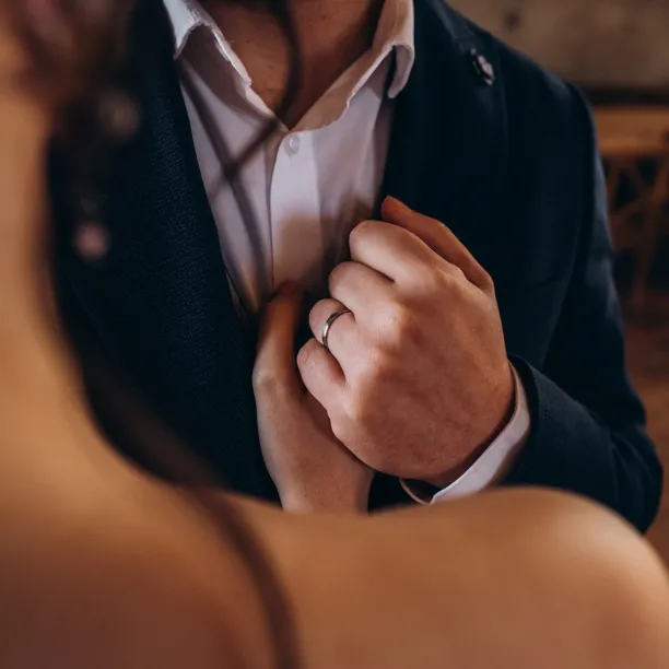 Elegant hammered wedding rings with line LADO Image