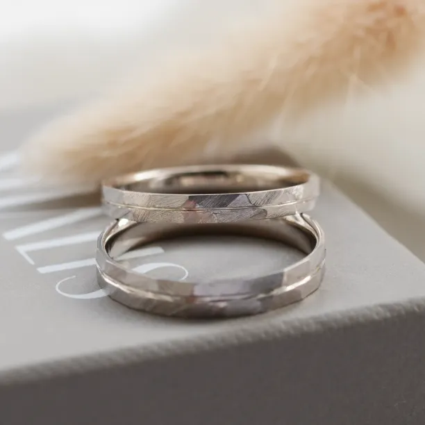 Elegant hammered wedding rings with line LADO Image