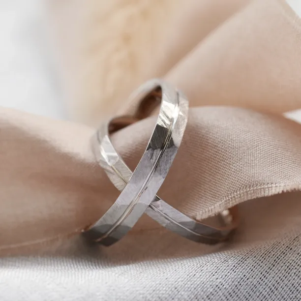 Elegant hammered wedding rings with line LADO Image