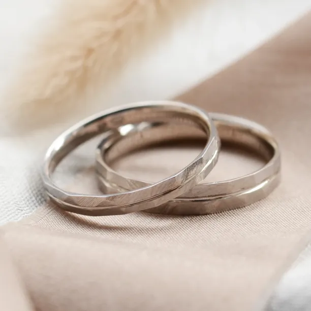 Elegant hammered wedding rings with line LADO Image