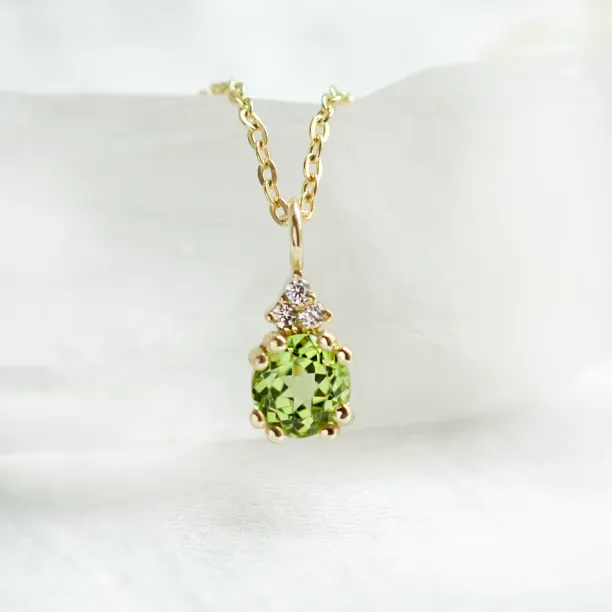 Gold peridot and diamond pendant VERT Image