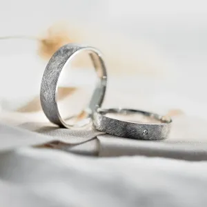 Wedding rings with matte finish with a diamond TOFA