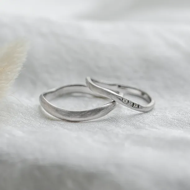 Matte organic wedding rings with diamonds FLUME Image