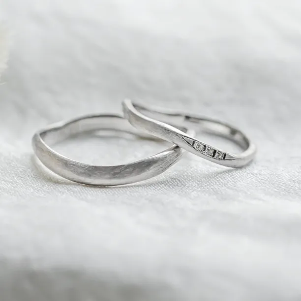 Matte organic wedding rings with diamonds FLUME Image
