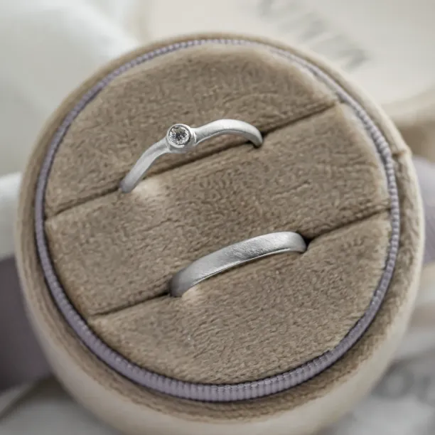 Curved wedding rings with diamond ONDA Image