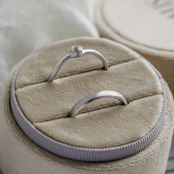 Curved wedding rings with diamond ONDA Image