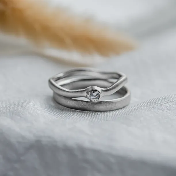 Curved wedding rings with diamond ONDA Image