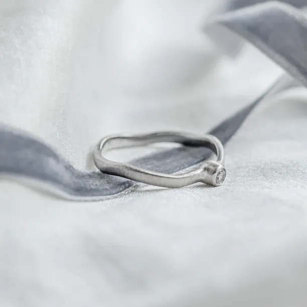 Curved wedding rings with diamond ONDA Image