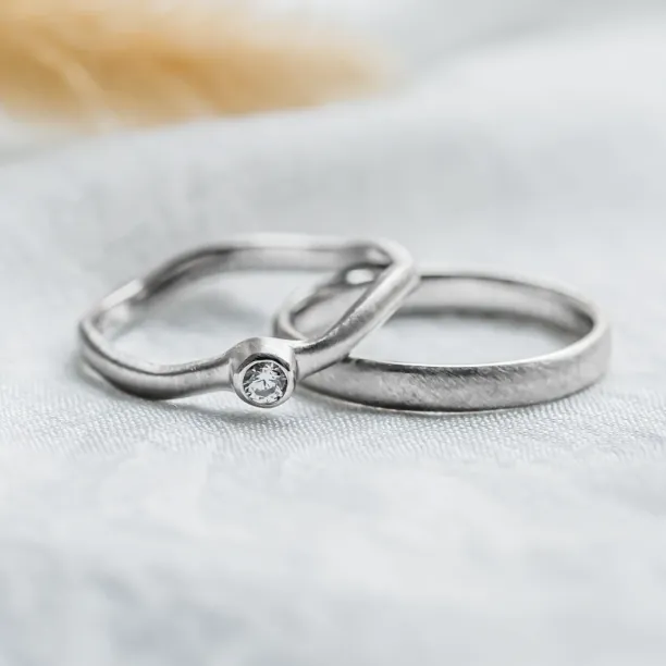 Curved wedding rings with diamond ONDA Image