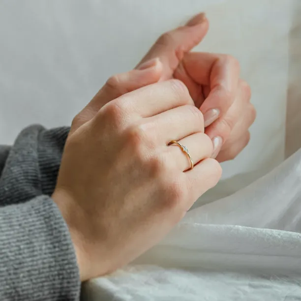 Minimalist ring with diamonds HANNAH Image