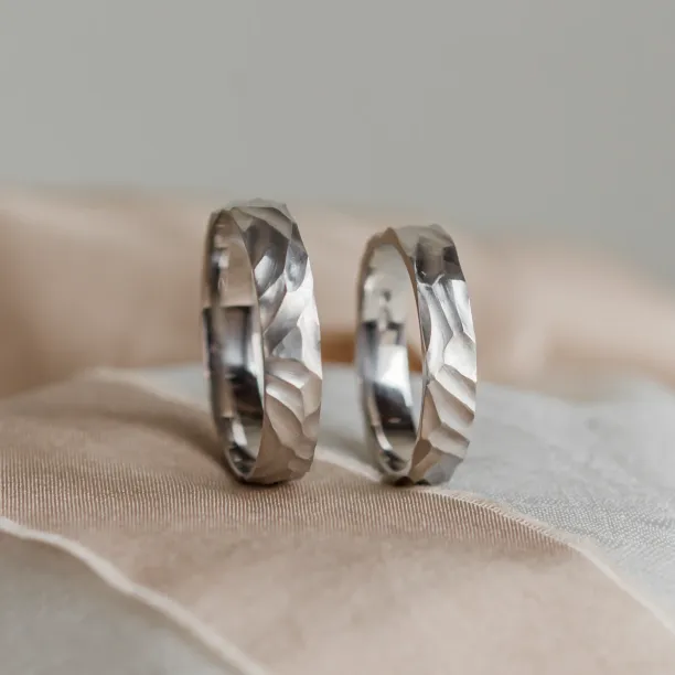 Gold engraved wedding rings ROCCIA Image