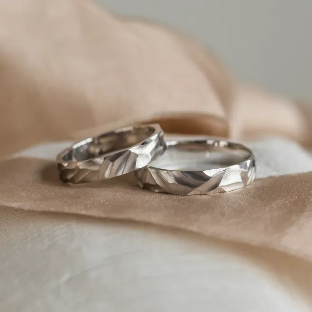 Gold engraved wedding rings ROCCIA Image