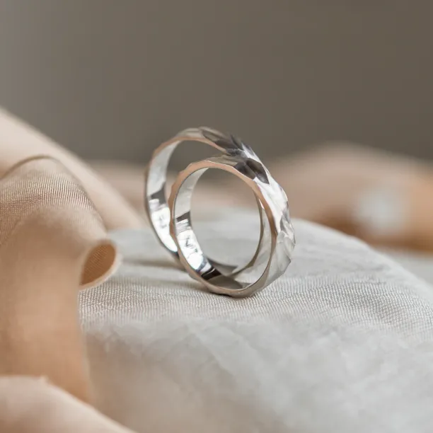 Gold engraved wedding rings ROCCIA Image