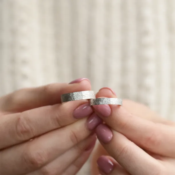 Gold wedding bands with hammered surface Uilliam Image