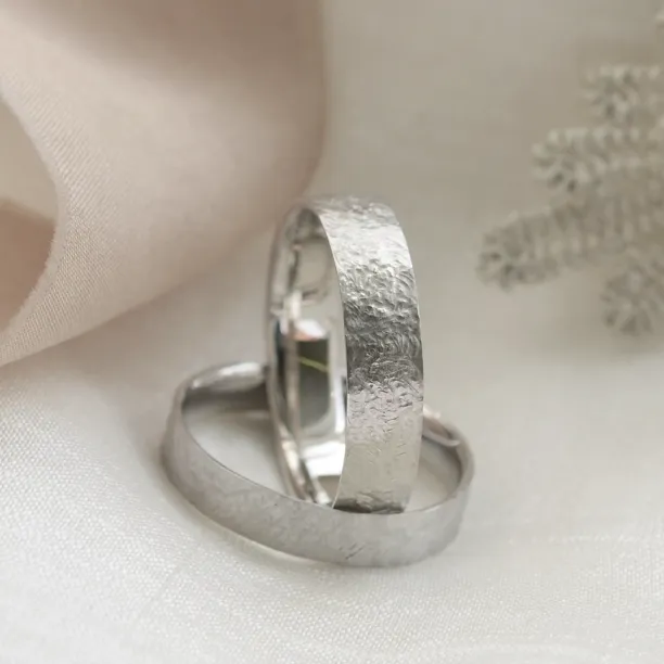 Gold wedding bands with hammered surface Uilliam Image