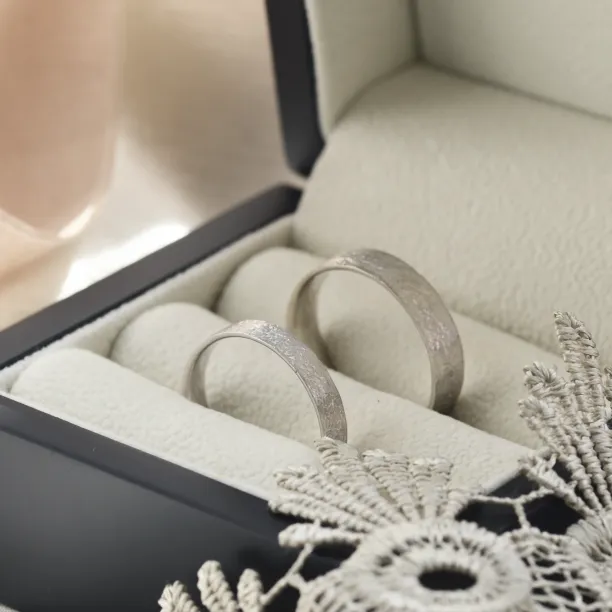 Gold wedding bands with hammered surface Uilliam Image