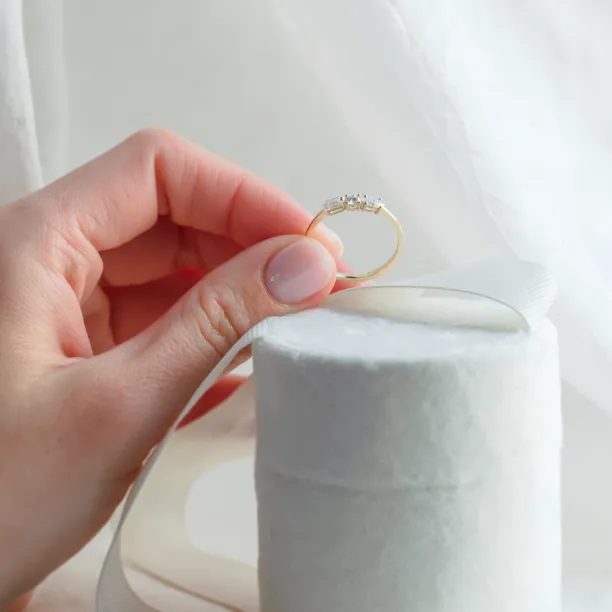 Gold ring with three lab-grown diamonds AVELA Image