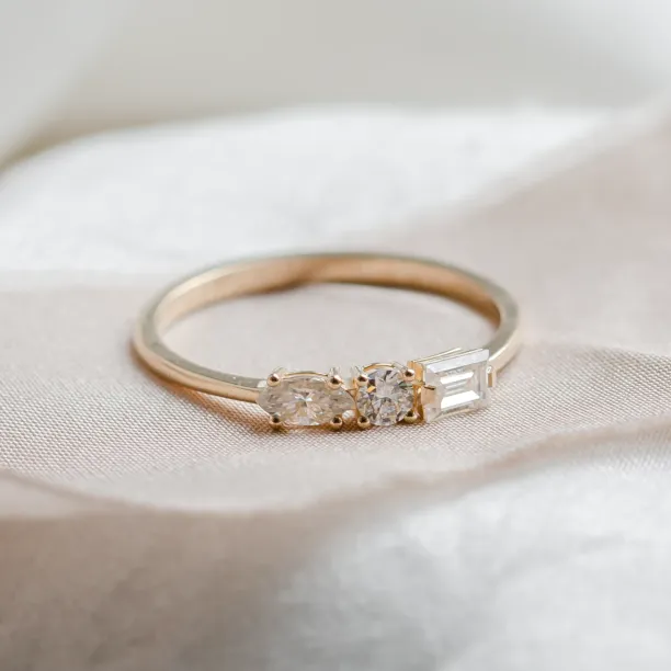 Gold ring with three lab-grown diamonds AVELA Image