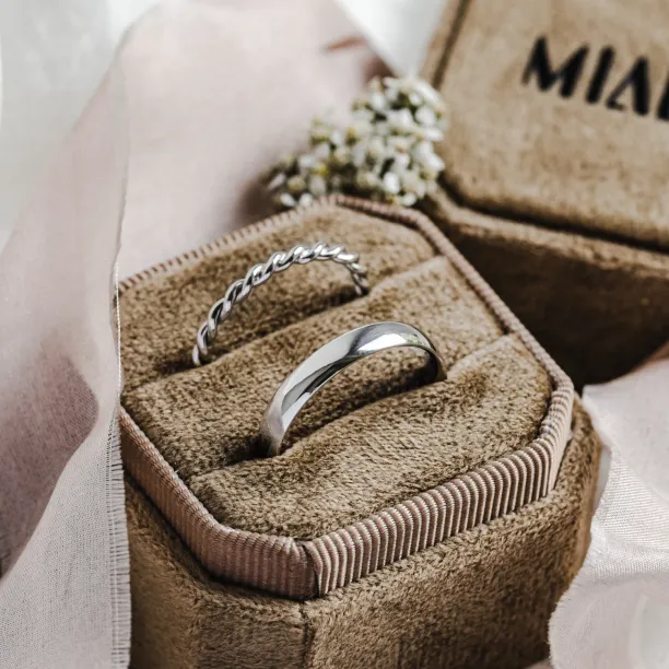 Gold minimalist wedding rings VALO Image