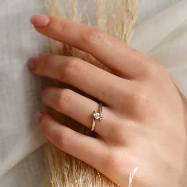 LEA sophisticated gold diamond engagement ring Image