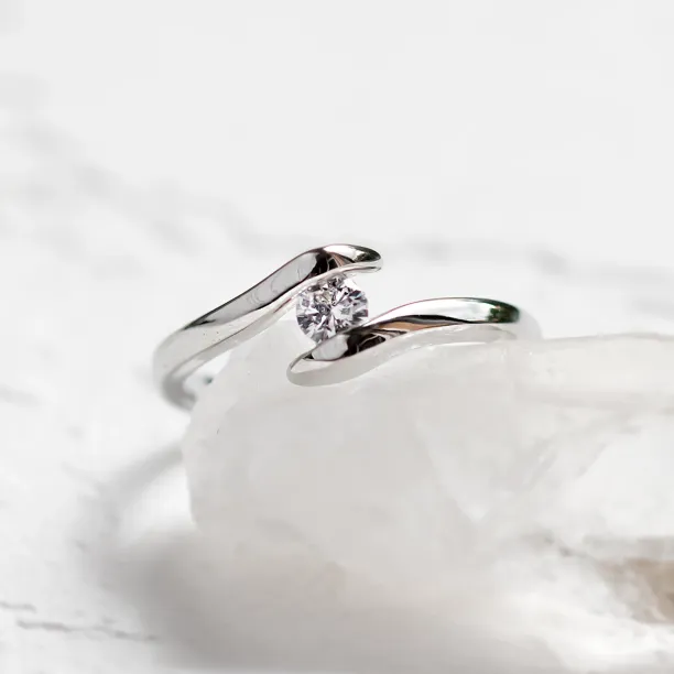 LEA sophisticated gold diamond engagement ring Image