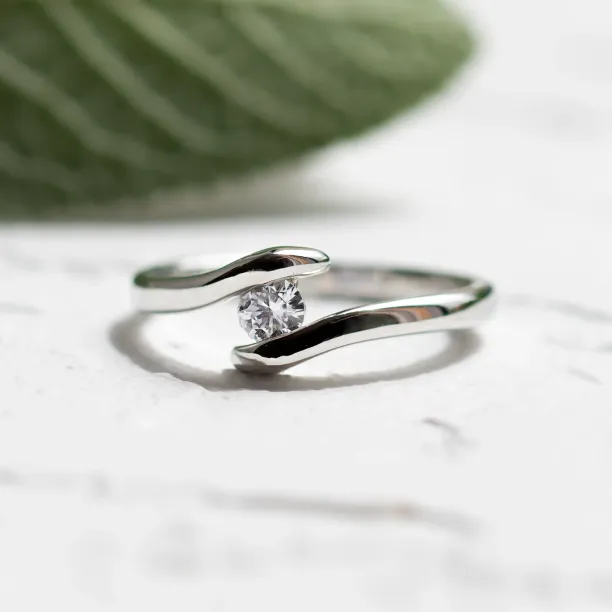 LEA sophisticated gold diamond engagement ring Image