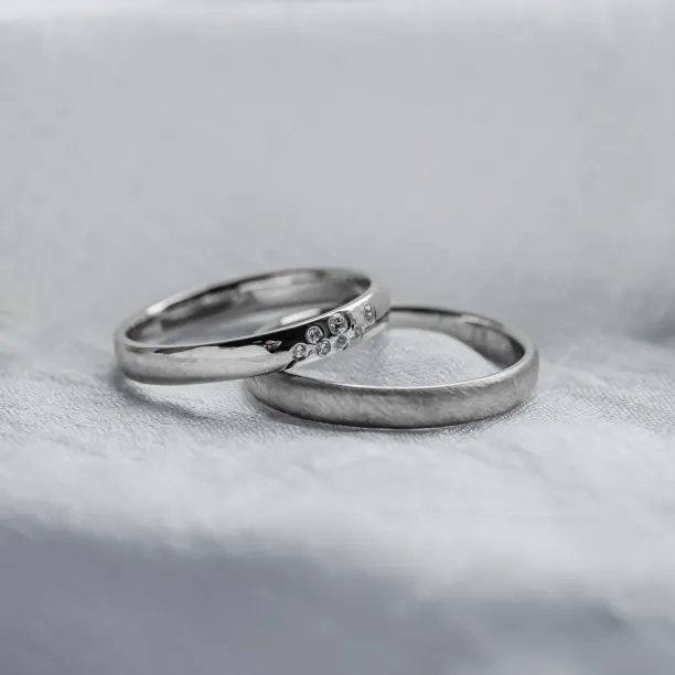Matte and shiny wedding rings LEONIDAS Image