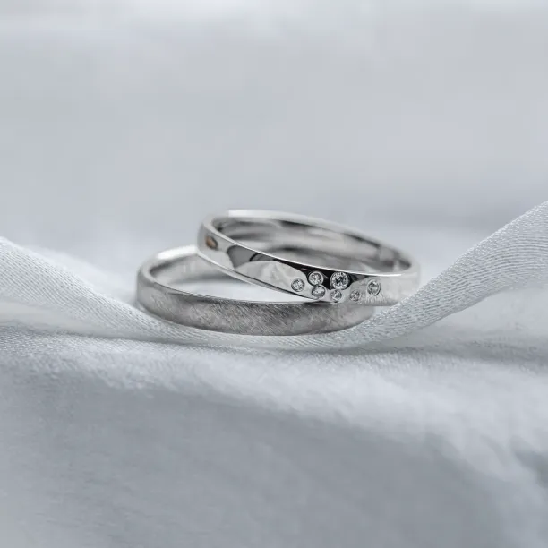 Matte and shiny wedding rings LEONIDAS Image