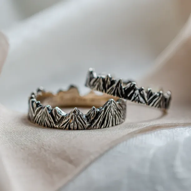 Wedding rings in mountains shape with black rhodium SILVRETTA Image