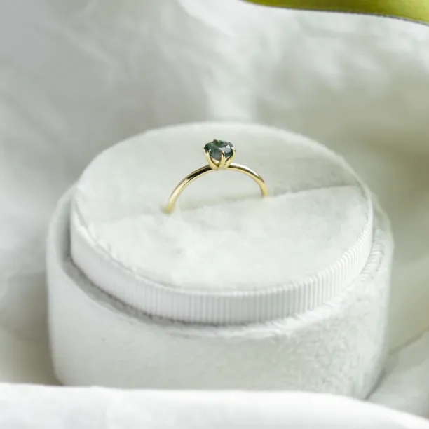 Minimalist engagement ring with moss agate MAGGIE Image