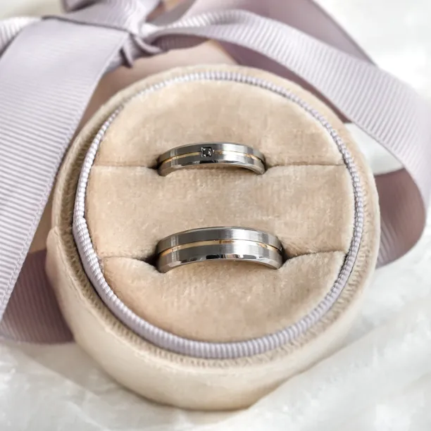 MOON black gold wedding rings with diamond Image