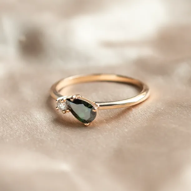 Toi et Moi ring with green lab grown and white diamond DUALITY Image