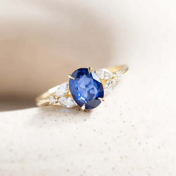 Oval sapphire ring with diamonds CADETIE Image