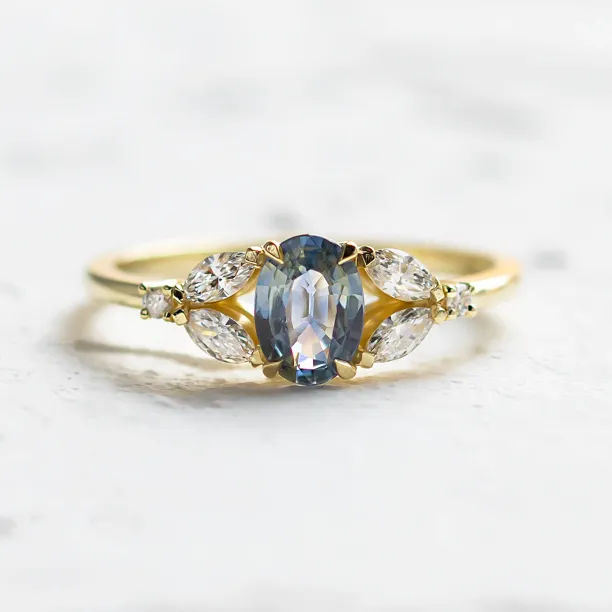 Oval sapphire ring with diamonds CADETIE Image