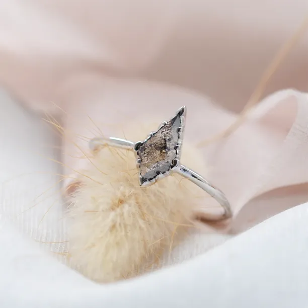 Alternative engagement ring salt'n'pepper diamond BLISS Image