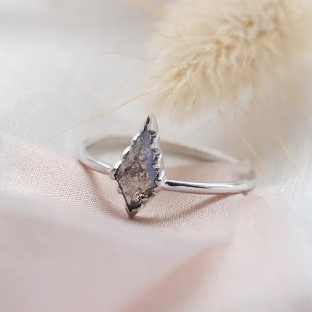 Alternative engagement ring salt'n'pepper diamond BLISS Image